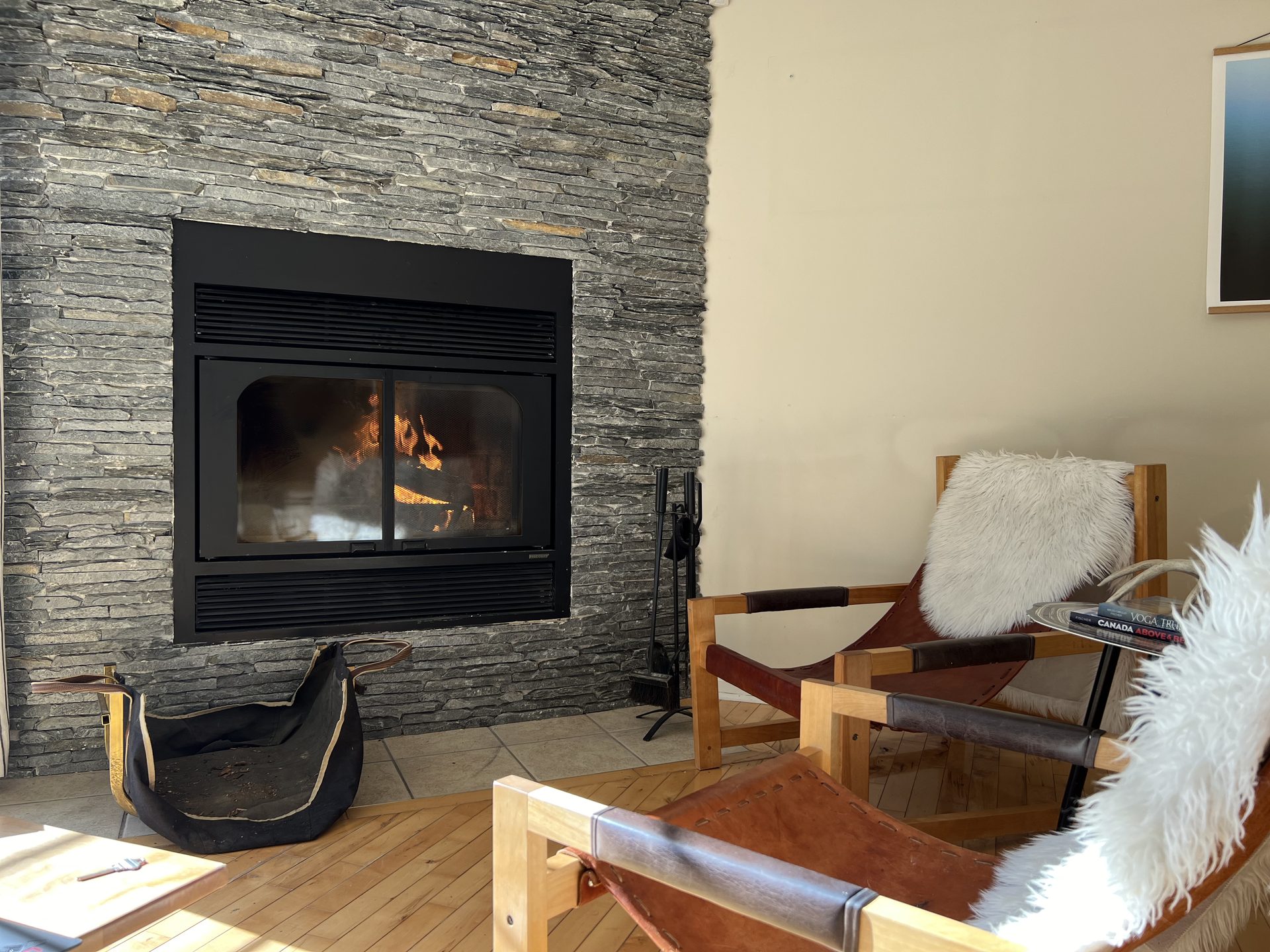 Cozy living room with stone fireplace at Le Hibou de Vale Perkins